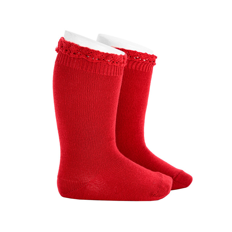 Achetez chez Chaussettes hautes unies avec dentelle sur bordure RED VELVET sur le site online Condor. Fabriqué en Espagne. Visitez notre section CHAUSSETTES AVEC DENTELLE ou vous trouverez plus de couleurs et produits que vous allez adorer. Nous vous invitons a visiter notre boutique en ligne.