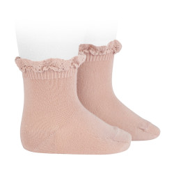 Compra Calcetines con puntilla en el puño ROSA EMPOLVADO en la tienda online Condor. Fabricado en España. Visita la sección CALCETINES CON PUNTILLA donde encontrarás más colores y productos que seguro que te enamorarán. Te invitamos a darte una vuelta por nuestra tienda online.