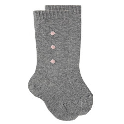 Achetez chez Chaussettes hautes avec pompons GRIS CLAIR sur le site online Condor. Fabriqué en Espagne. Visitez notre section CHAUSSETTES EN COTON AVEC DESSINS BÉBÉ ou vous trouverez plus de couleurs et produits que vous allez adorer. Nous vous invitons a visiter notre boutique en ligne.